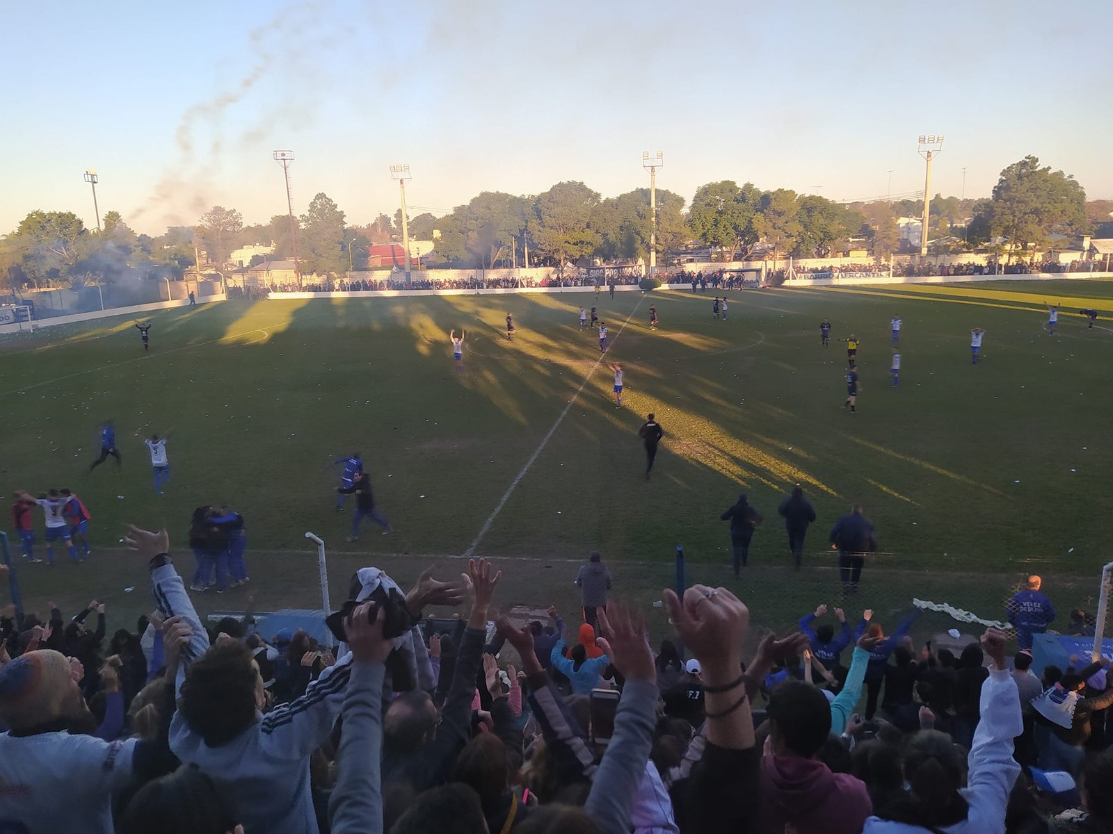 Vélez pisó fuerte en el clásico y pasó a semifinales