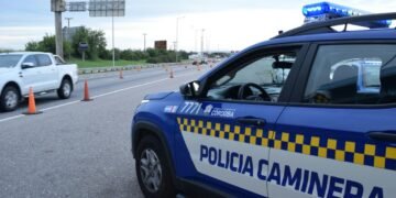 Polémica en Oncativo: intentaron cuestionar un control de la Policía Caminera, pero omitieron múltiples infracciones