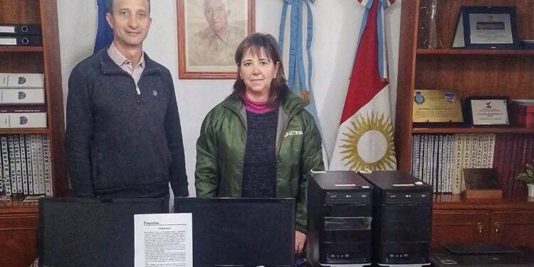 RENATRE realizó una donación de dos computadoras al municipio de Oliva