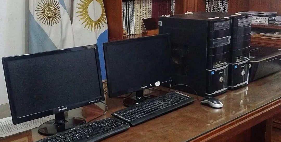 RENATRE realizó una donación de dos computadoras al municipio de Oliva