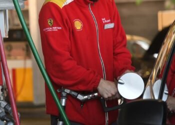 El Gobierno postergó el incremento del impuesto a los combustibles