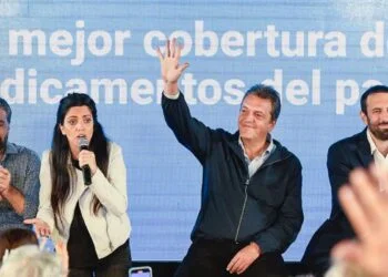 Massa anunció un refuerzo alimentario de $45.000 para jubilados