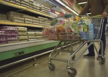 La "economía de supervivencia" en Córdoba: El 77% de los hogares agota sus ingresos antes del día 20