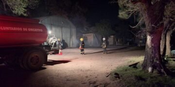 Autos quemados tras un incendio en zona rural de Oliva