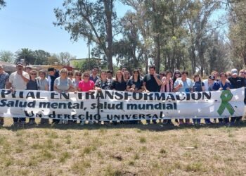 Recorrida de usuarios del Vidal Abal por instituciones, comercios y empresas de Oliva para concientizar sobre Salud Mental