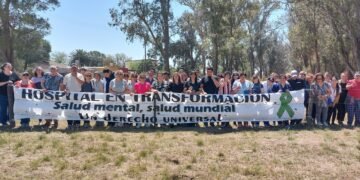 Recorrida de usuarios del Vidal Abal por instituciones, comercios y empresas de Oliva para concientizar sobre Salud Mental