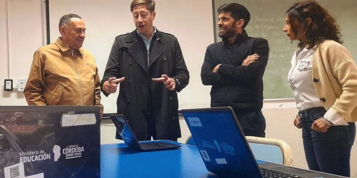 Entregan 30 computadoras al IPET 143 y buscan dotar de insumos a los talleres