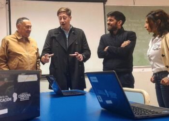 Entregan 30 computadoras al IPET 143 y buscan dotar de insumos a los talleres