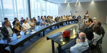 Autoridades del Zonal de Oliva reunidos con Llaryora