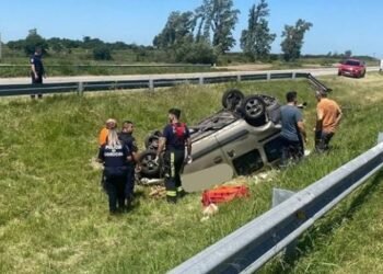 Cuatro heridos tras vuelco de vehículo en autopista Córdoba-Rosario