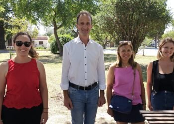 Oliva: Presentaron bancos creados con plástico reciclado aportado por los vecinos