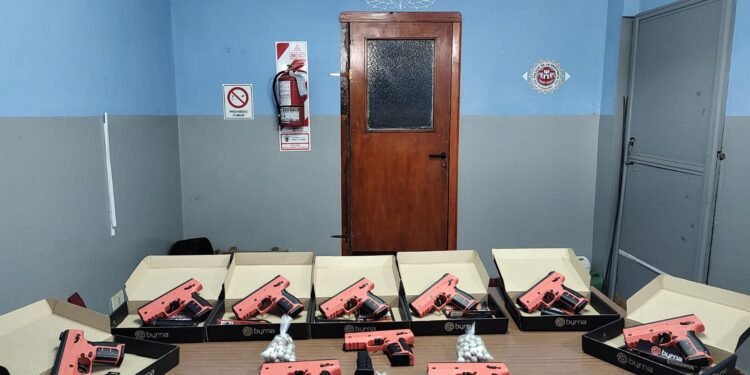 Inicia la distribución de armas no letales a la Policía en Tercero Arriba