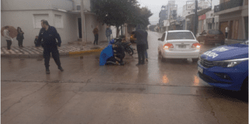 Oliva: un auto impactó contra un ciclista y debió ser hospitalizado
