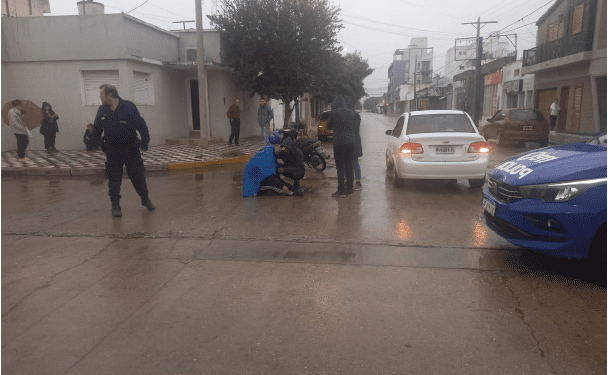 Oliva: un auto impactó contra un ciclista y debió ser hospitalizado