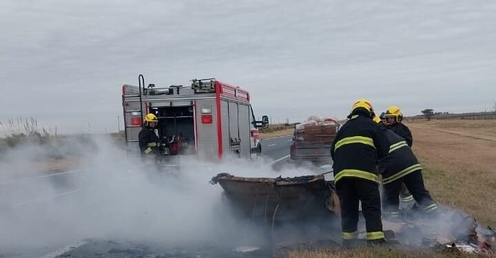 Siniestro vial e incendio en autopista cerca de Oncativo