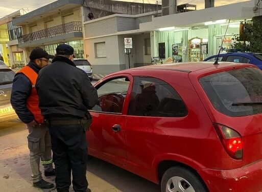 Controles policiales y secuestro en Oliva de tres vehículos