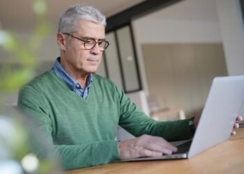 Cursos laborales gratuitos para personas mayores de 50 años sobre tecnología