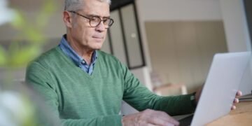 Cursos laborales gratuitos para personas mayores de 50 años sobre tecnología