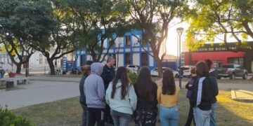 Algunas de las personas convocadas en Plaza Bicentenario dialogando con el comisario Castellanos (FOTO:Omar Camusso -Foja Cero).