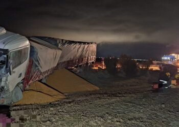 Accidente entre dos camiones en autopista entre Oncativo y Oliva