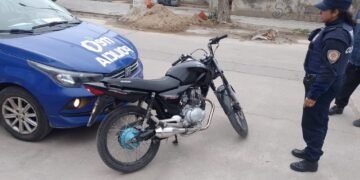 Oliva: Policía y agentes municipales secuestran moto