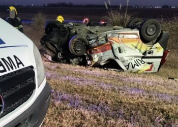 Accidente en autopista cerca de Oncativo entre un camión y un auto