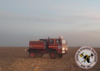 Incendio en campo en Pampayasta Norte con intervención de Bomberos de Oliva