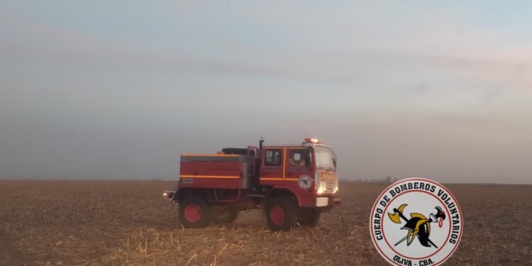 Incendio en campo en Pampayasta Norte con intervención de Bomberos de Oliva