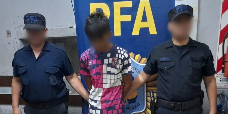 Policía Federal detiene a un sujeto con dólares, pesos, drogas y armas de fuego en operativo interprovincial