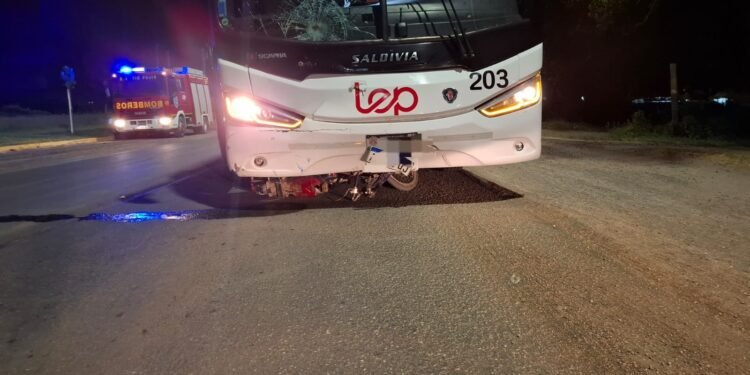 Accidente entre un colectivo y una moto en Tío Pujio: un joven de 18 años en estado grave