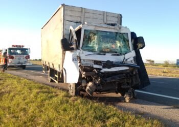 Accidente fatal en autopista:  Un conductor de 39 años perdió la vida tras el choque de dos camiones cerca de Laguna Larga