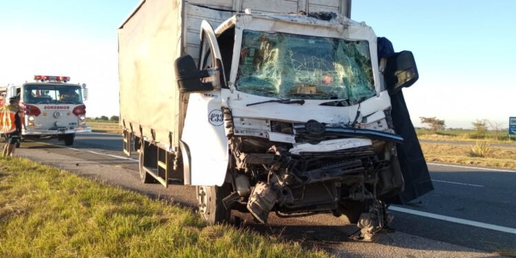 Accidente fatal en autopista:  Un conductor de 39 años perdió la vida tras el choque de dos camiones cerca de Laguna Larga