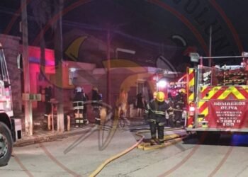 Principio de incendio estructural en Oliva: unos quince bomberos intervinieron en el incidente