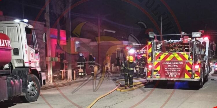 Principio de incendio estructural en Oliva: unos quince bomberos intervinieron en el incidente