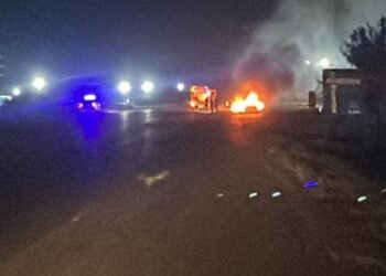 Un auto despistó e impactó el guardarrail y se incendió en Río Segundo