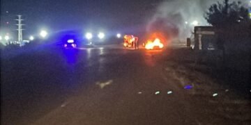 Un auto despistó e impactó el guardarrail y se incendió en Río Segundo