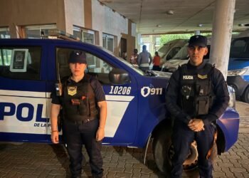 Una rápida y eficaz intervención de efectivos policiales de la Comisaría de Distrito Villa Nueva permitió salvar la vida de una bebé de tan solo 23 días de nacida que se había broncoaspirado y no presentaba signos vitales.