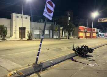 Accidente fatal en Villa María: joven pierde de 31 años pierde la vida tras impactar contra un cartel