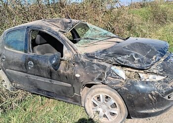 Impactante vuelco en zona rural de Tío Pujio: Joven conductor hospitalizado