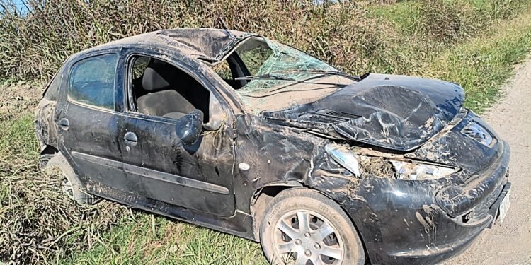 Impactante vuelco en zona rural de Tío Pujio: Joven conductor hospitalizado
