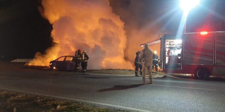 Incendio de vehículo y secuestro de moto en Oliva por pedido de secuestro vigente