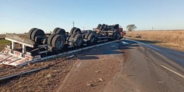 Accidente de Tránsito en Ruta 6: Camión Volcó con Carga de Porcelanato entre Hernando y Dalmacio Vélez