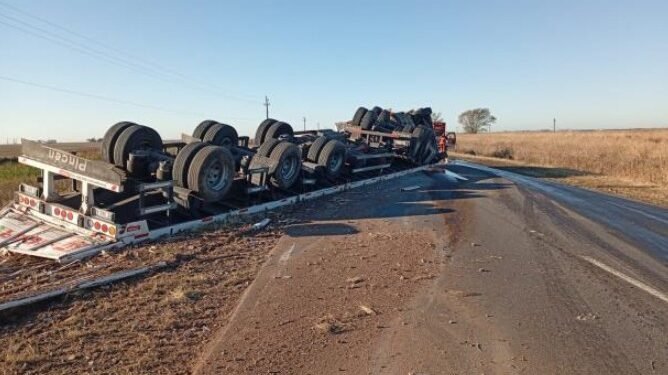 Accidente de Tránsito en Ruta 6: Camión Volcó con Carga de Porcelanato entre Hernando y Dalmacio Vélez