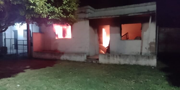 Dos viviendas incendiadas en Oncativo y Laguna Larga: qué reportaron desde Bomberos y Policía