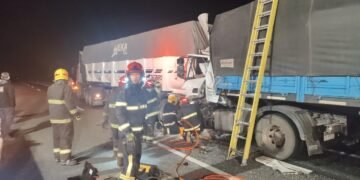 Impactante Accidente en la Autopista entre Oncativo y Manfredi: Un Camionero Queda Atrapado Tras Choque por Alcance