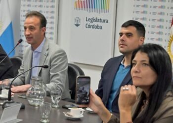 Análisis de la gestión de funcionarios municipales: la encuesta de Oliva revela tendencias en la opinión pública