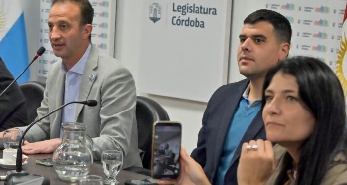 Análisis de la gestión de funcionarios municipales: la encuesta de Oliva revela tendencias en la opinión pública