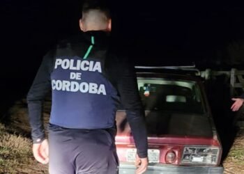 Secuestran auto robado en Oliva, abandonado cerca del basural: no hay detenidos tras persecución policial