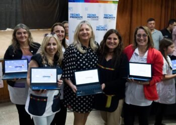 Provincia entrega notebooks a escuelas de Oliva, Pampayasta Sud, James Craik y otras localidades del departamento
