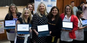 Provincia entrega notebooks a escuelas de Oliva, Pampayasta Sud, James Craik y otras localidades del departamento